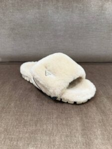 Меховые шлепанцы Prada Prada Outlet