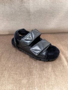 Сандалии Prada с овчиной Prada