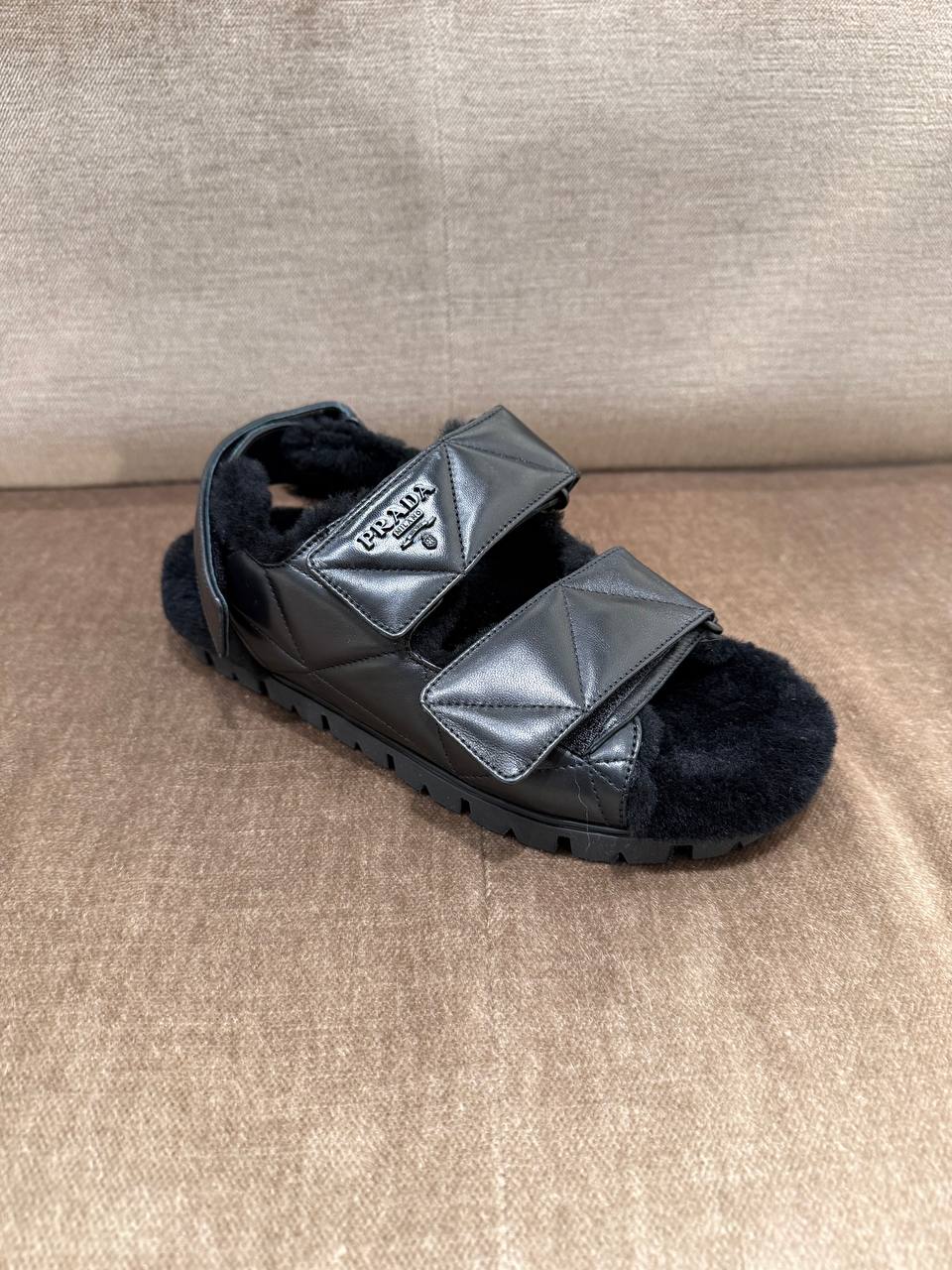 Сандалии Prada с овчиной Prada