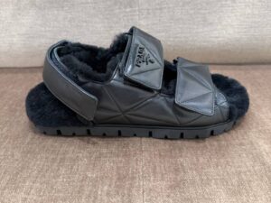 Сандалии Prada с овчиной Prada — фото 1 Сандалии Prada с овчиной Prada