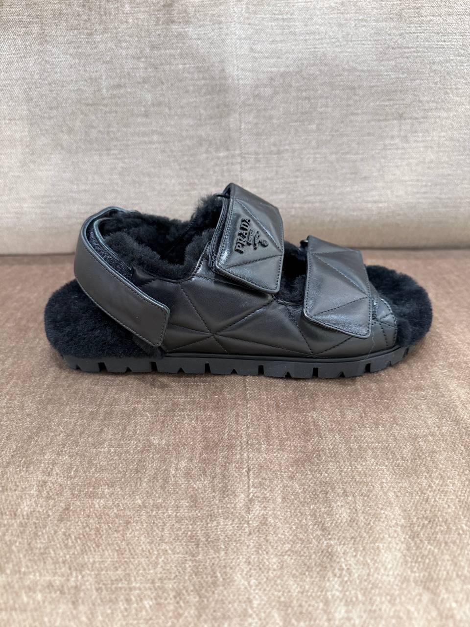 Сандалии Prada с овчиной Prada