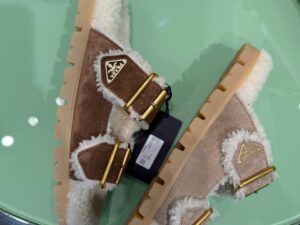 Сабо женские Prada с овчиной