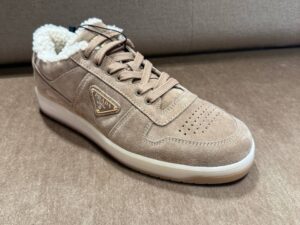 Замшевые кеды с овчиной Prada