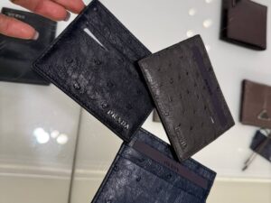 Картхолдер Prada из кожи страуса