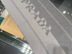 Шарф Prada с логотипом Prada