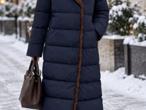 Стеганый пуховик с меховой отделкой