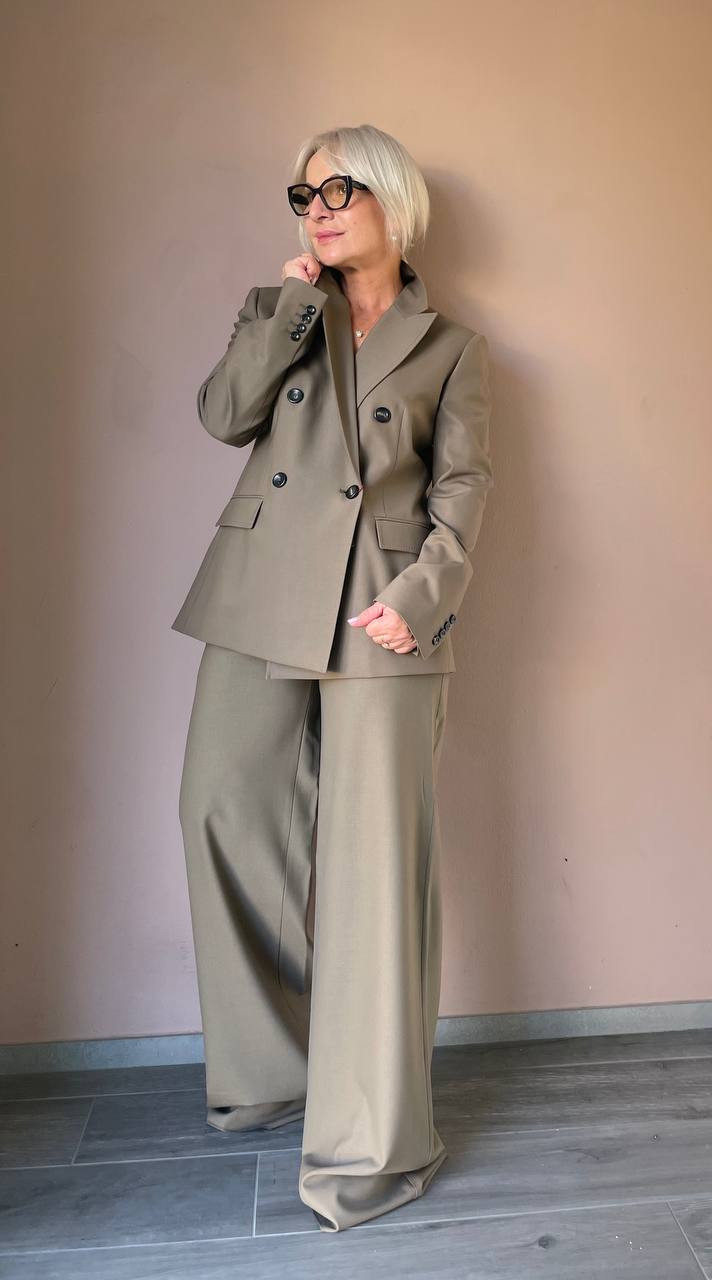 Костюм брючный женский двубортный MaxMara