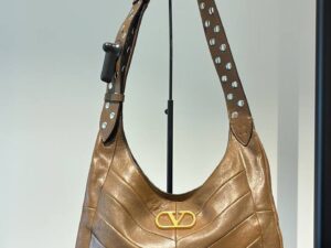 Сумка Valentino Garavani кожаная Valentino