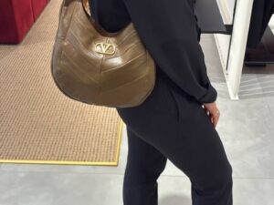 Сумка Valentino Garavani кожаная Valentino — фото 1 Сумка Valentino Garavani кожаная Valentino