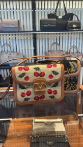 Сумка Valentino Garavani с вышивкой