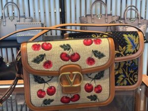 Сумка Valentino Garavani с вышивкой