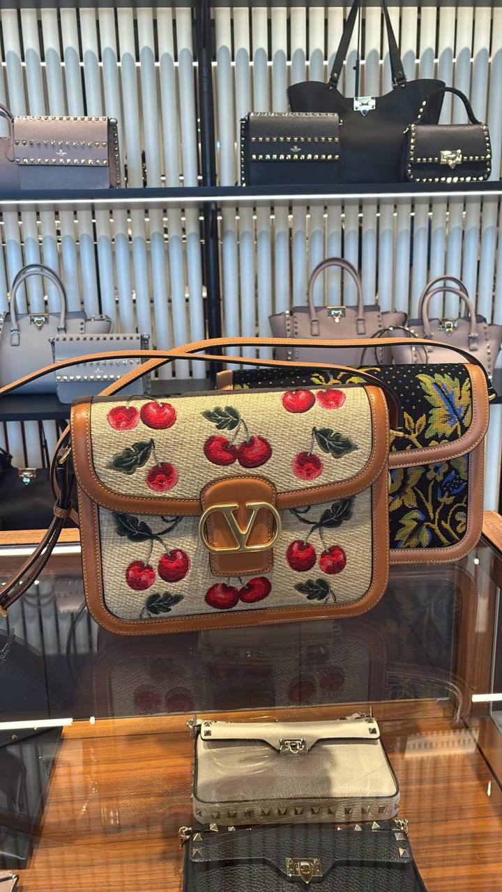 Сумка Valentino Garavani с вышивкой