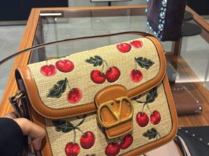 Сумка Valentino Garavani с вышивкой