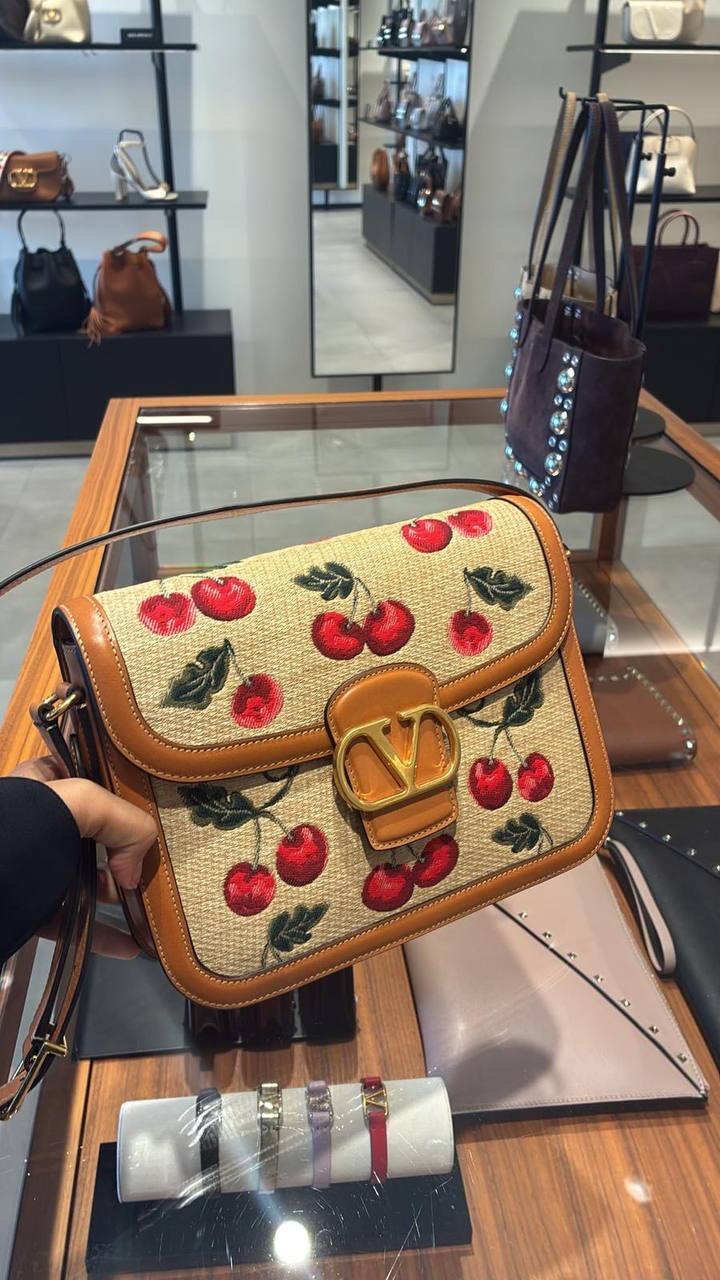 Сумка Valentino Garavani с вышивкой