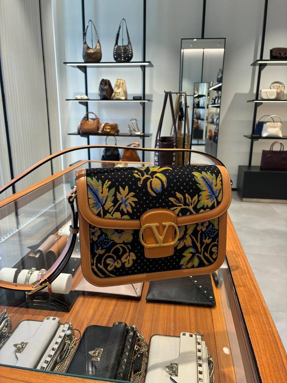 Сумка Valentino Garavani Valentino Outlet