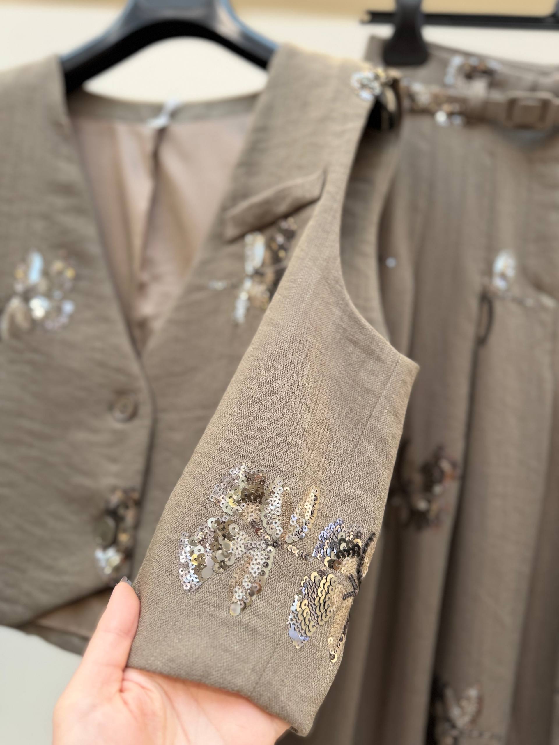Жилет с пайетками Imperial