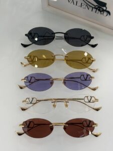 Солнцезащитные очки Valentino