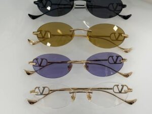 Солнцезащитные очки Valentino