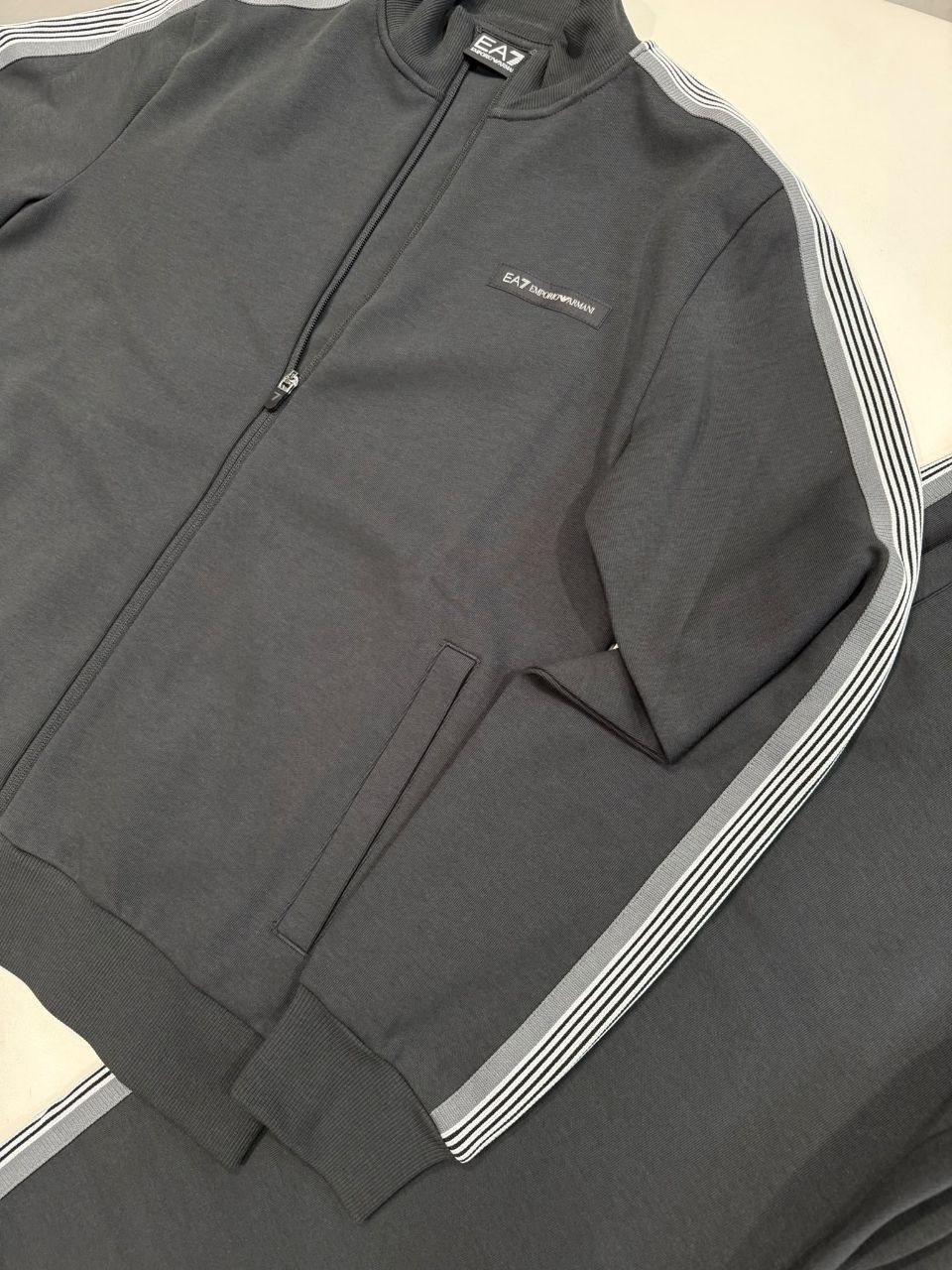 Спортивный костюм EA7 Emporio Armani