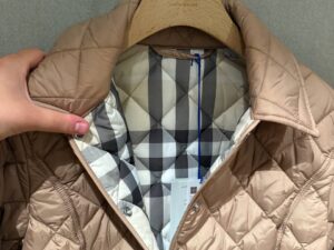 Стеганая куртка Burberry BURBERRY OUTLET 2 3 4 — фото 1 Стеганая куртка Burberry BURBERRY OUTLET 2 3 4