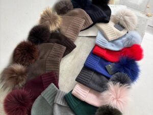 Шапка вязаная с помпоном LEATHER