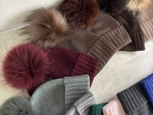 Шапка вязаная с помпоном LEATHER