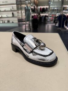 Лоферы Prada с фурнитурой Prada