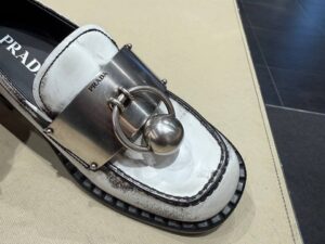 Лоферы Prada с фурнитурой Prada — фото 1 Лоферы Prada с фурнитурой Prada