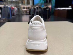 Кроссовки кожаные Prada Prada Outlet — фото 1 Кроссовки кожаные Prada Prada Outlet