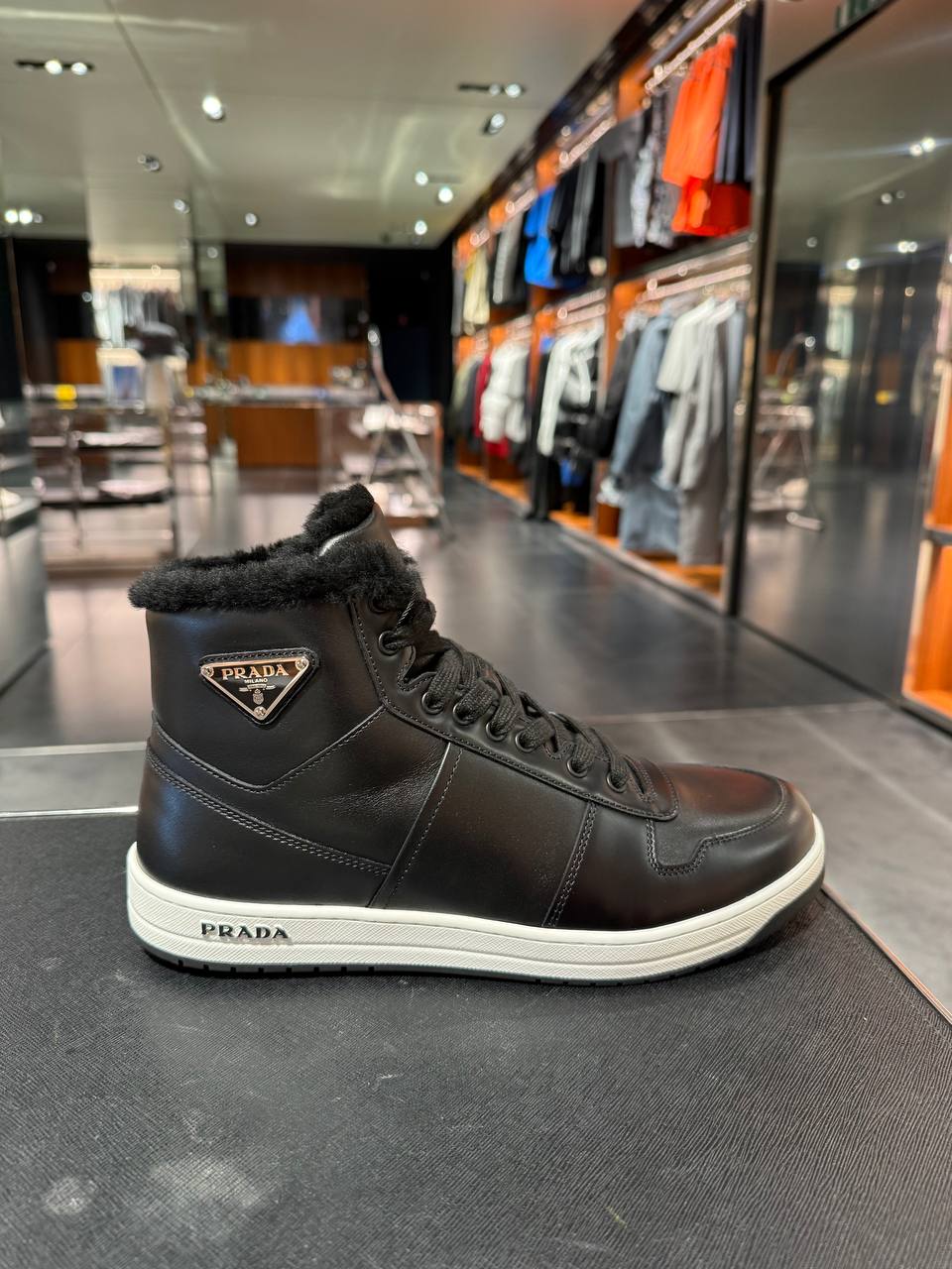 Высокие кеды Prada с мехом