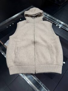 Вязаный жилет Prada с капюшоном