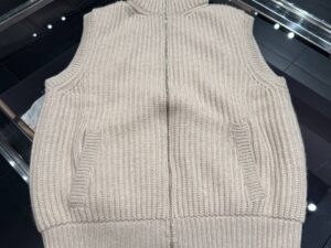 Вязаный жилет Prada с капюшоном