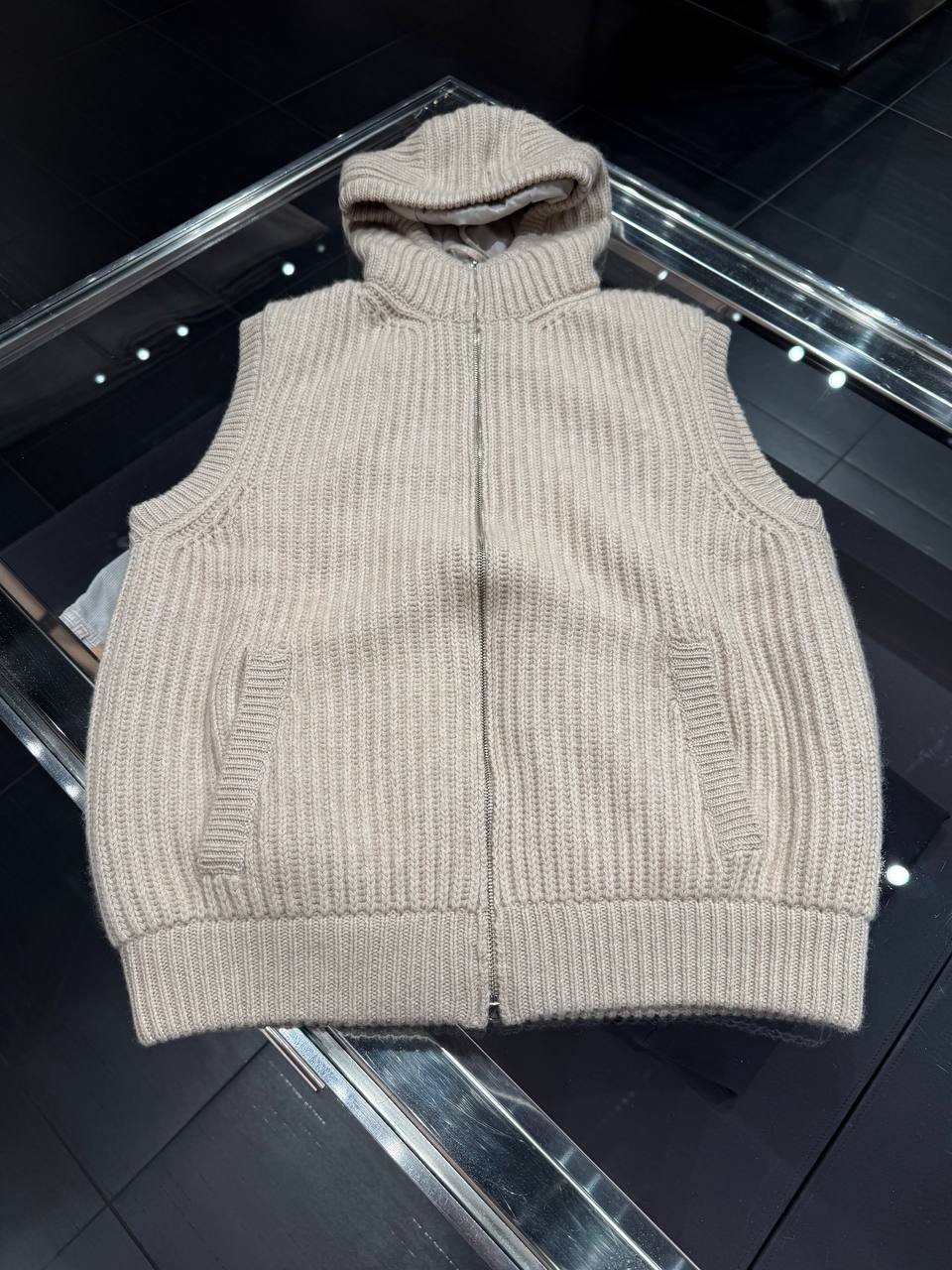 Вязаный жилет Prada с капюшоном
