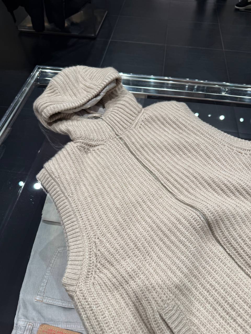 Вязаный жилет Prada с капюшоном