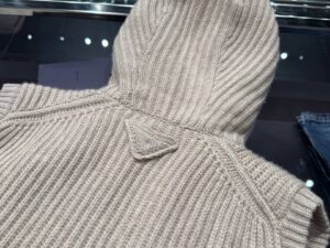 Вязаный жилет Prada с капюшоном