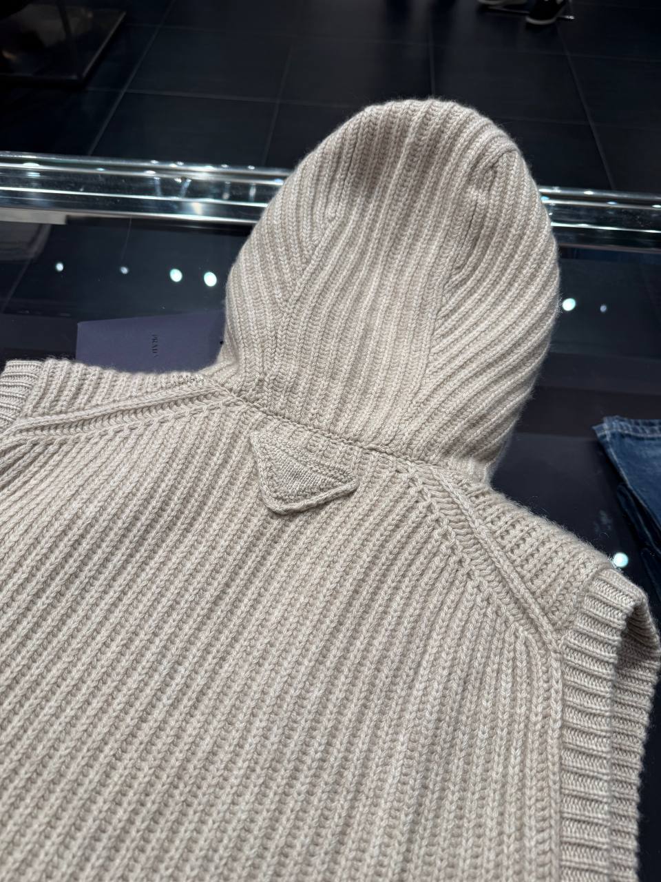 Вязаный жилет Prada с капюшоном