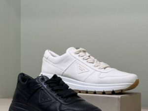 Кожаные кроссовки Prada