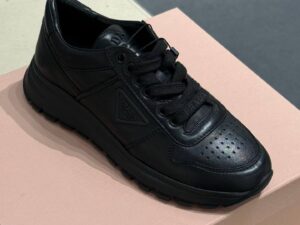 Кожаные кроссовки Prada