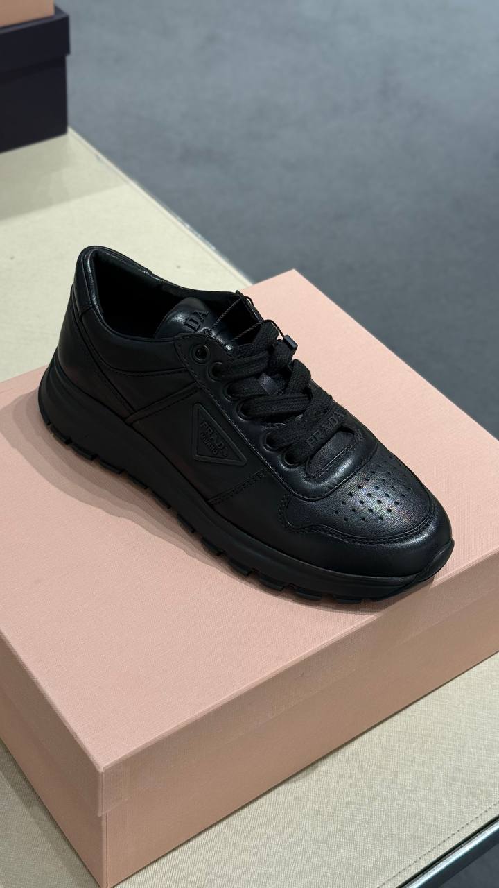 Кожаные кроссовки Prada