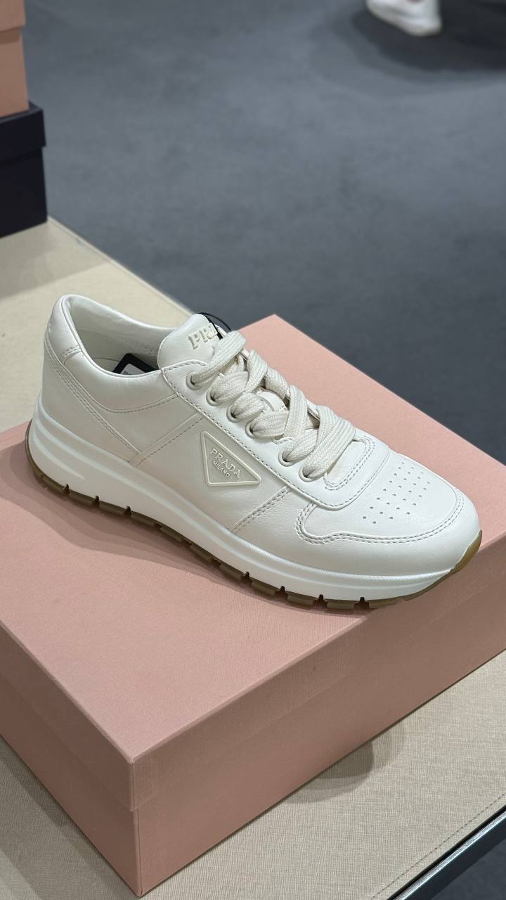 Кожаные кроссовки Prada