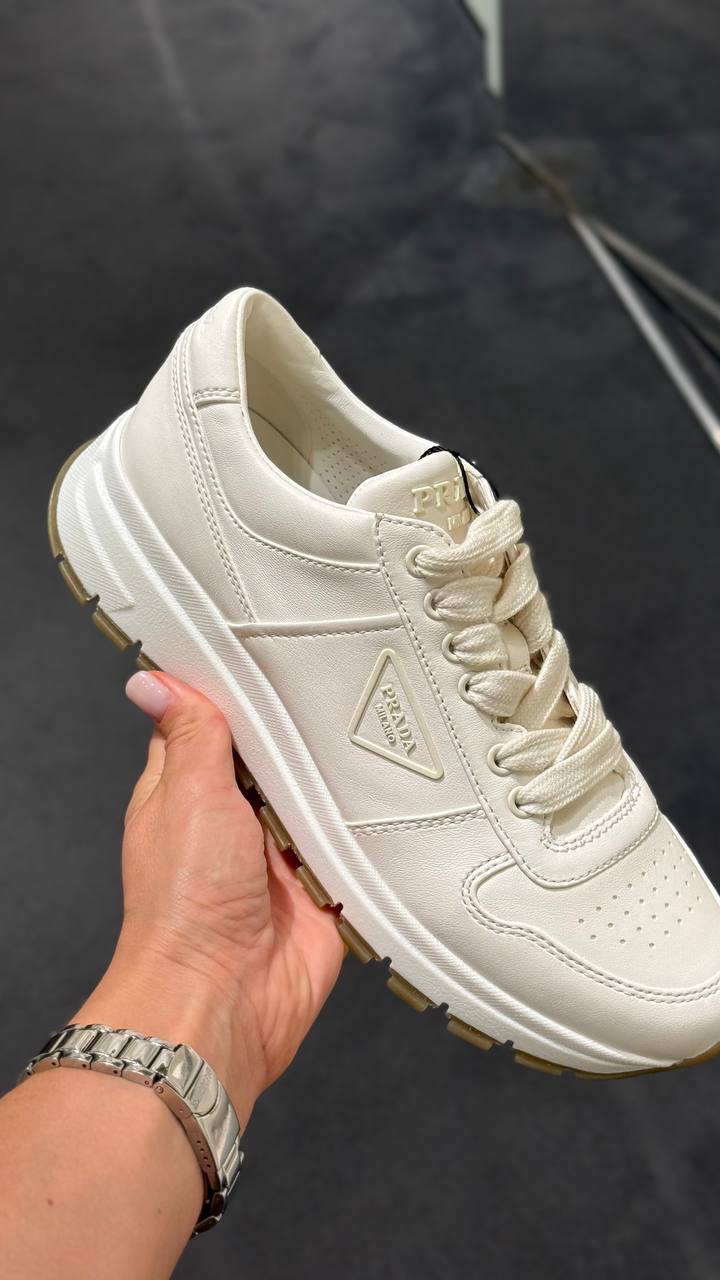 Кожаные кроссовки Prada