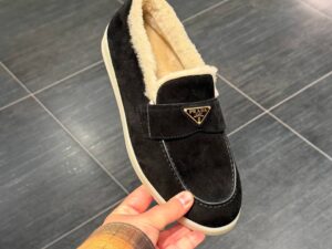 Замшевые лоферы с мехом Prada