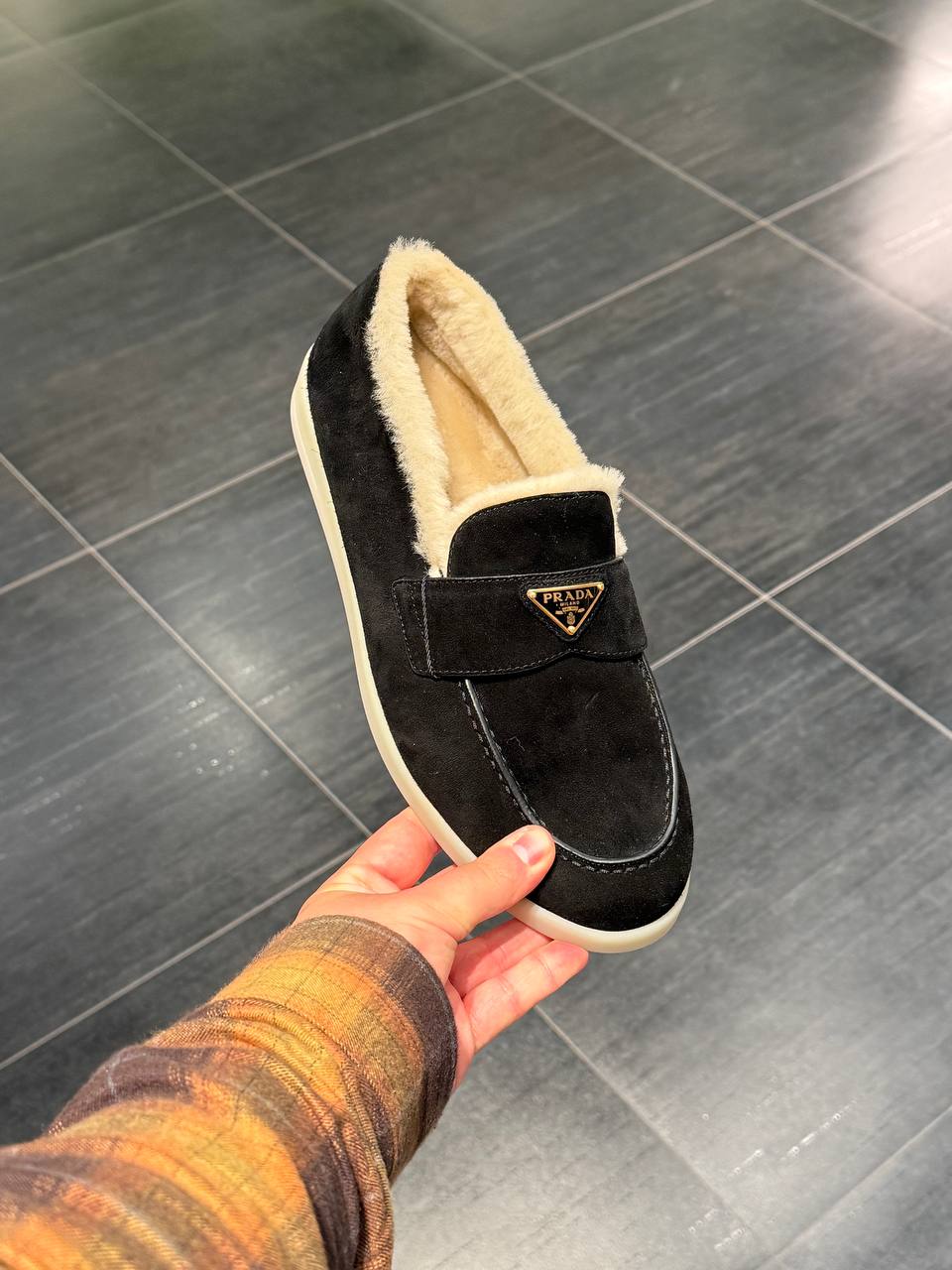 Замшевые лоферы с мехом Prada