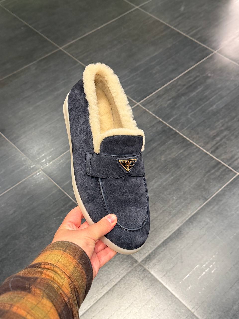 Замшевые лоферы с мехом Prada