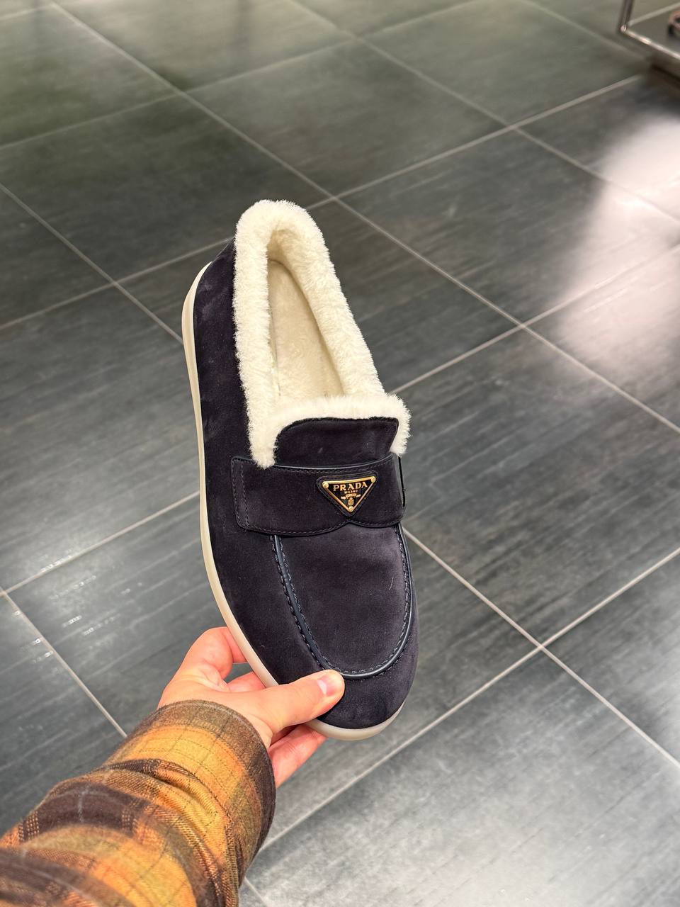 Замшевые лоферы с мехом Prada