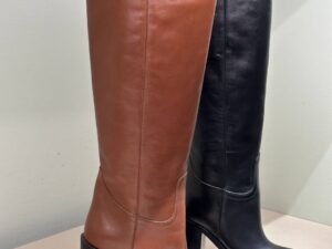 Кожаные сапоги на каблуке PRADA