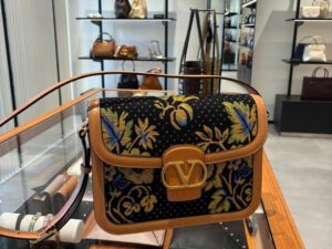 Сумка Valentino Garavani VLogo Valentino 2 — фото 1 Сумка Valentino Garavani VLogo Valentino 2