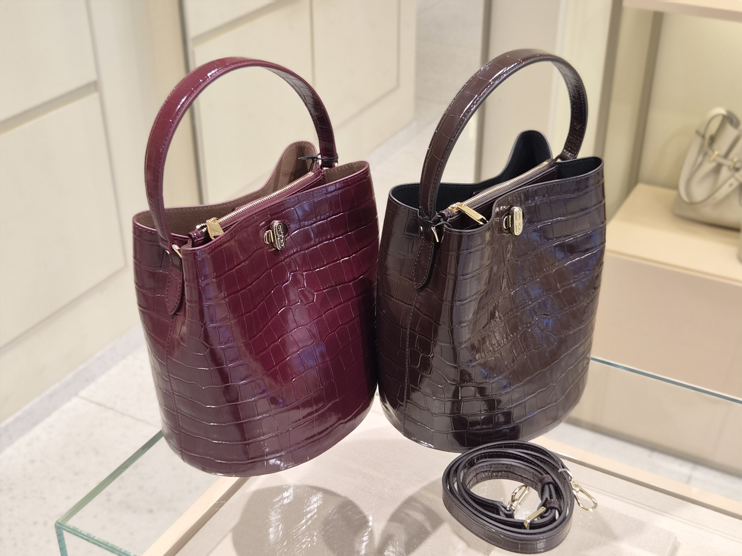 Кожаная сумка Coccinelle Danae Furla