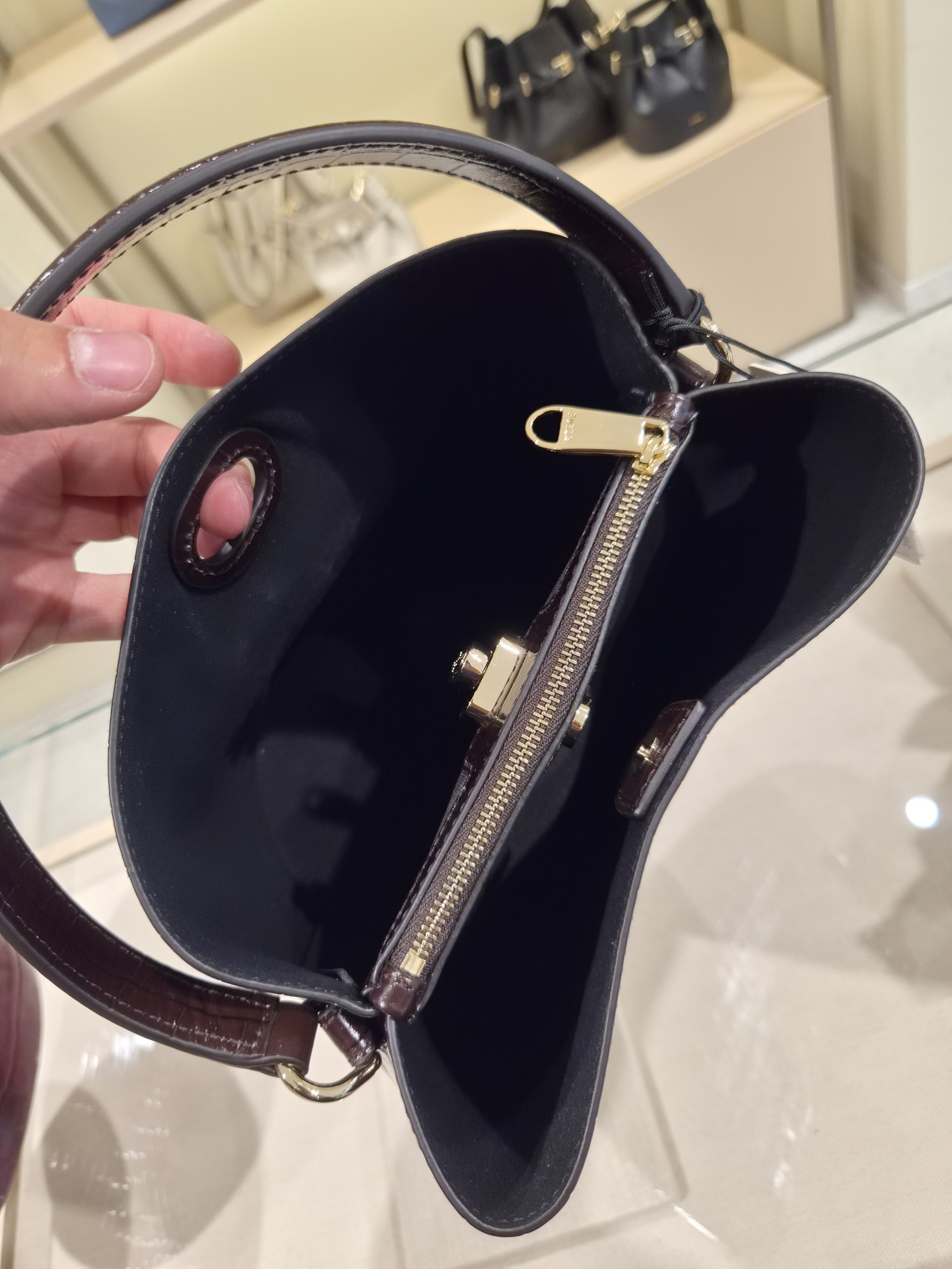 Кожаная сумка Coccinelle Danae Furla